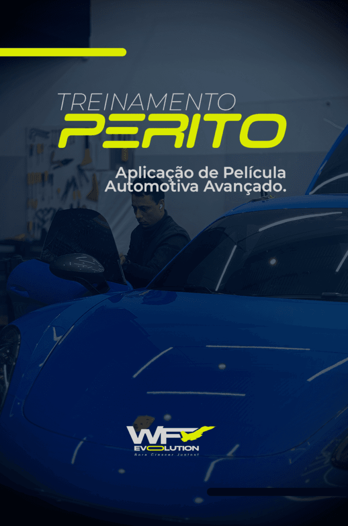 Capa do Treinamento Perito: aplicação de película automotiva avançado, com aplicador trabalhando em um carro azul