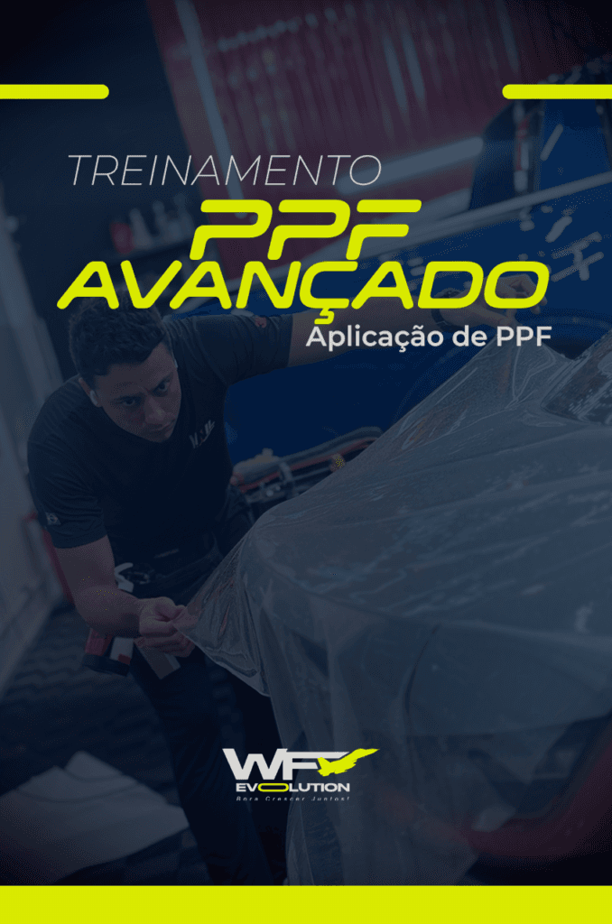 Capa do Treinamento PPF Avançado: aplicador esticando a película de proteção sobre a lataria de um carro