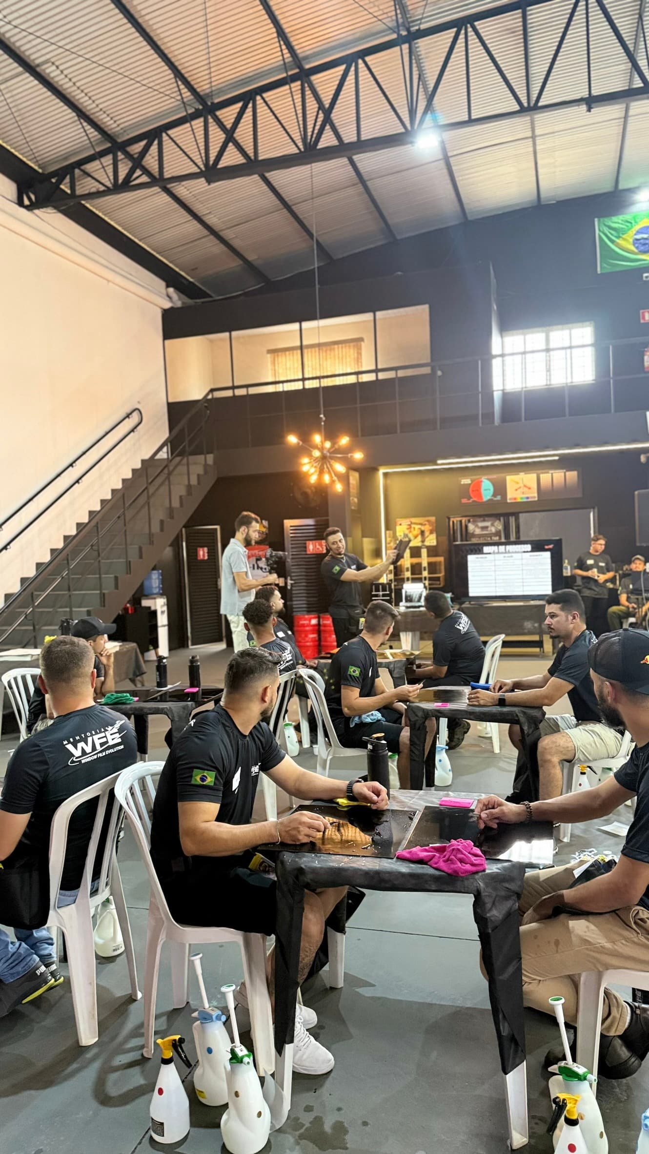 Alunos do treinamento presencial de PPF da Window Film Evolution aplicando película em um carro