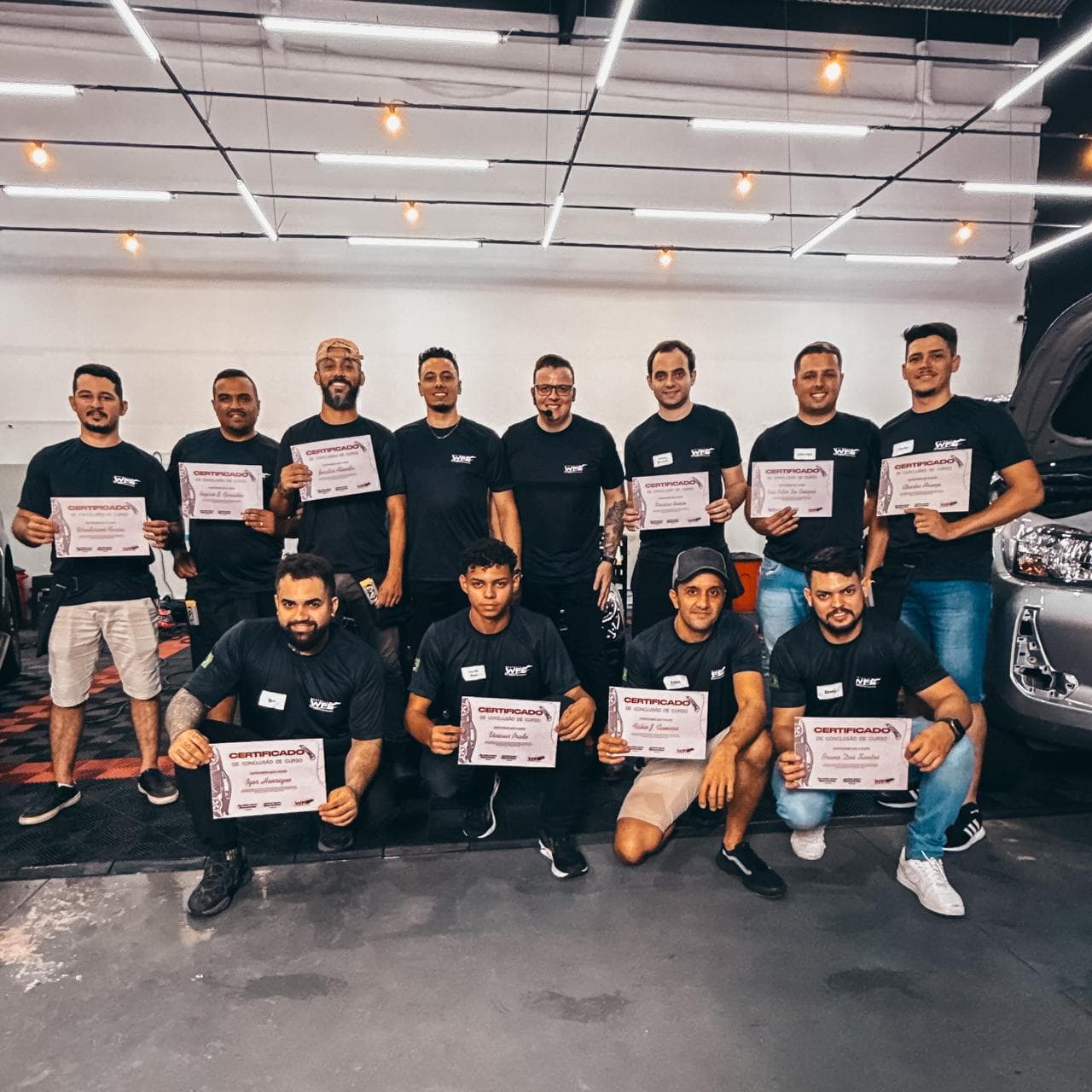 Turma do treinamento presencial da Window Film Evolution com os certificados de conclusão